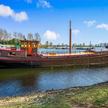 Boat Bliss On The Zandmeren Lake, Cleaning Included Kerkdriel