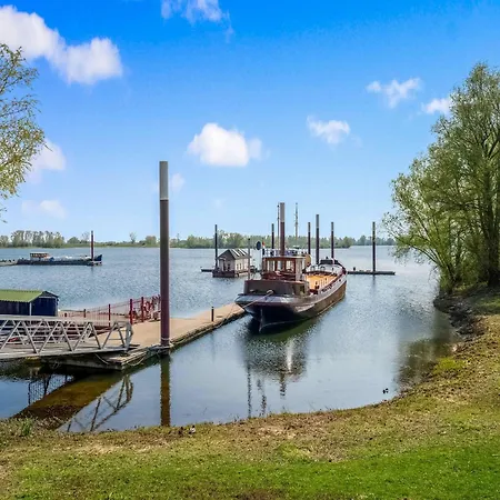 Boat Bliss On The Zandmeren Lake, Cleaning Included Ботель *