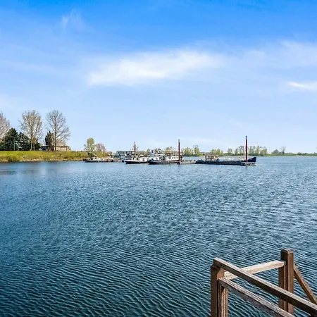 Boat Bliss On The Zandmeren Lake, Cleaning Included * Kerkdriel