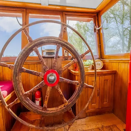 Ботель Boat Bliss On The Zandmeren Lake, Cleaning Included *
