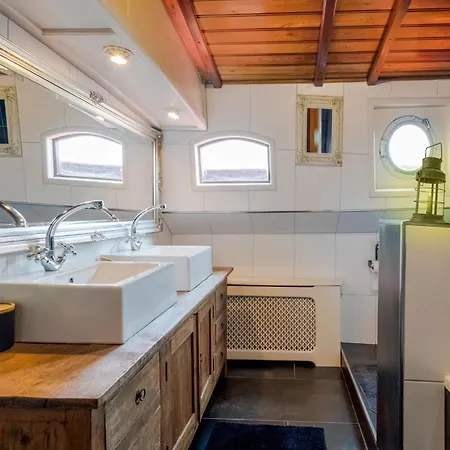 Boat Bliss On The Zandmeren Lake, Cleaning Included Ботель